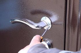 Замена дверной ручки металлической двери в Сосновоборске