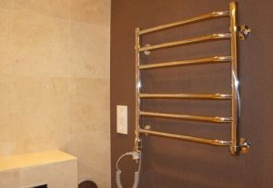 Установка электрического полотенцесушителя в ванной в Сосновоборске